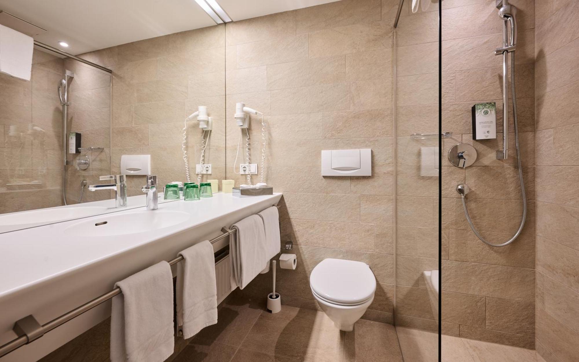 Momentum Hotel 4*
